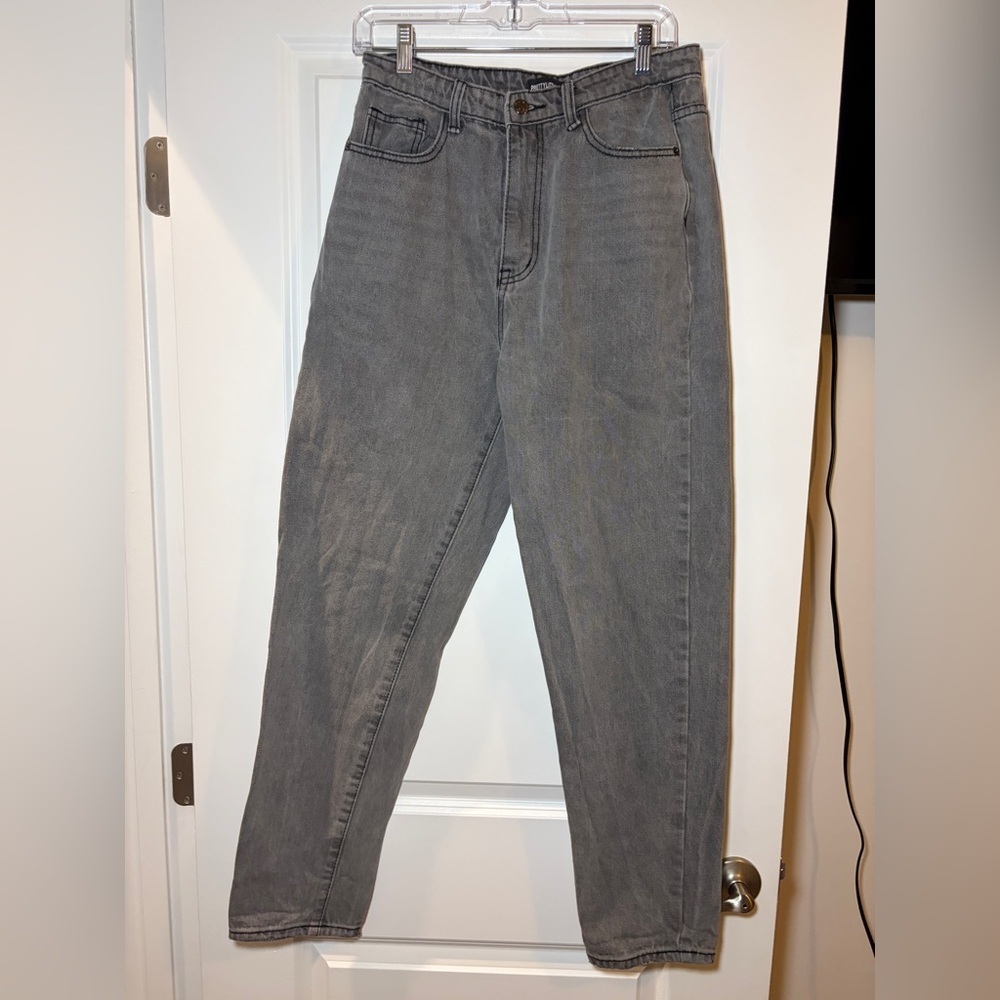 PrettyLittleThing | Classic Washed Black/Gray Denim Mom Straight Jeans - Picture 2 of 5